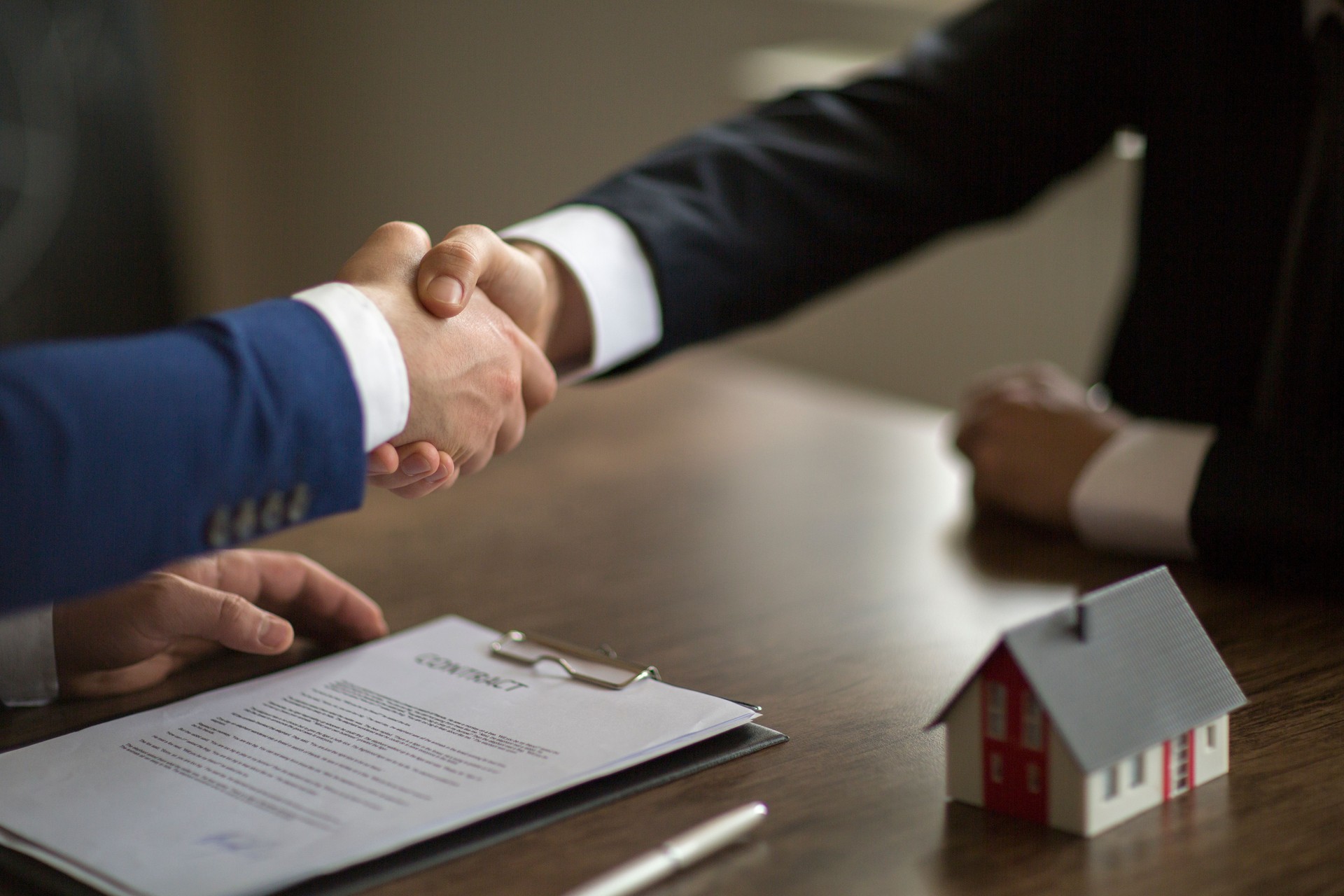Immobilien-Deal, Handshake mit Agent zu machen