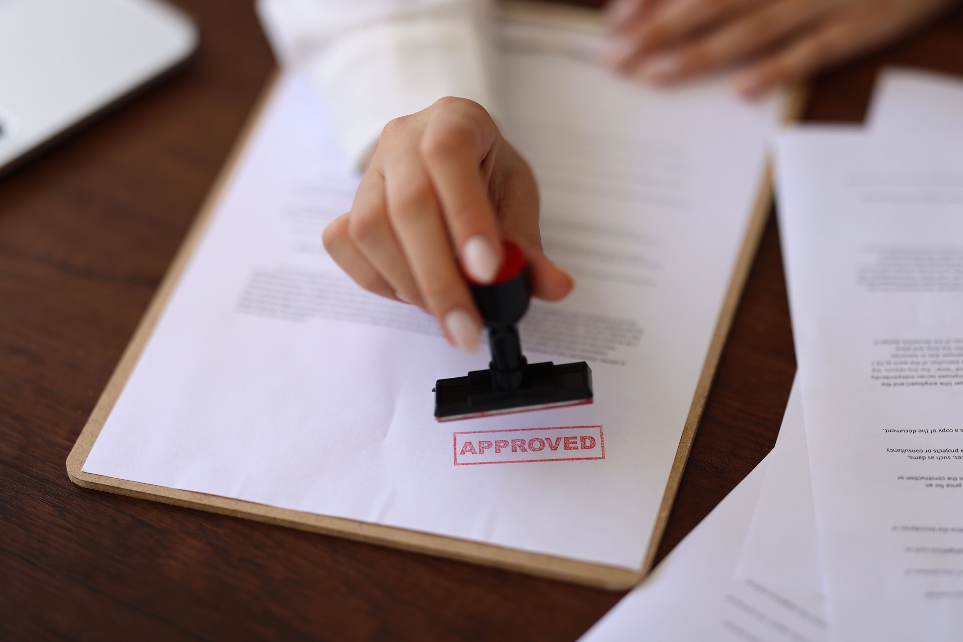 Immobilienhandel Makler Mitarbeiterholding setzt Stempel zur Verkaufsgenehmigung